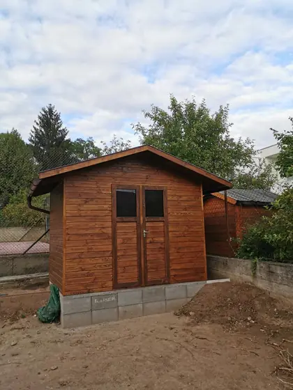 Fa kerti tároló kétszárnyú ajtóval
