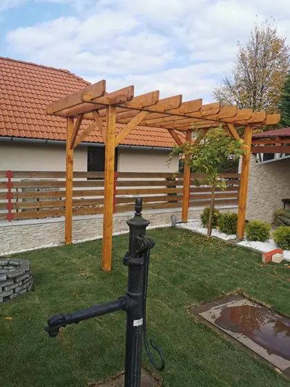 Kerti fa pergola gyepes kertben