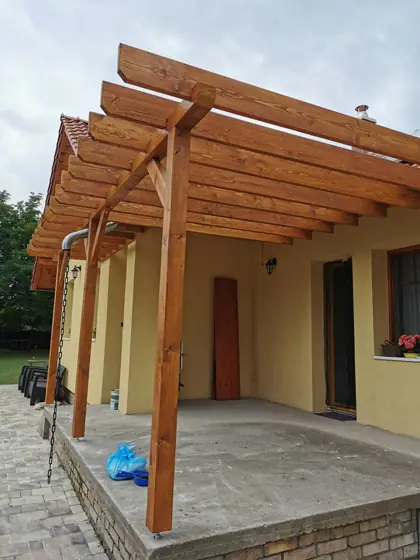 Fa pergola a sárga ház teraszán
