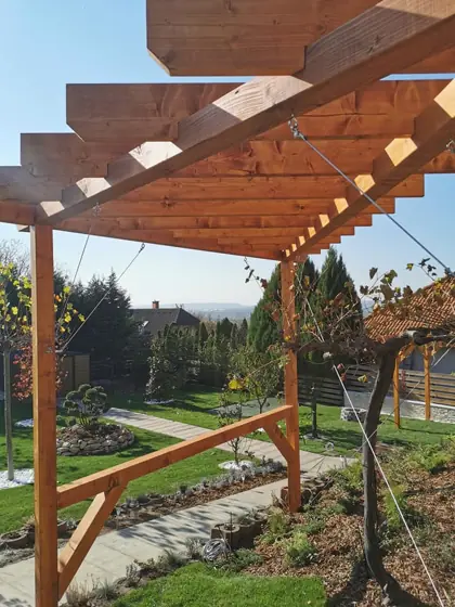 Világos fa pergola a kertben, oldalról