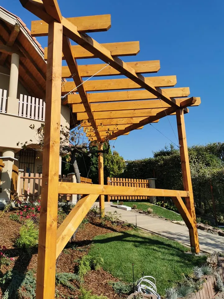 Világos pácolású fa pergola napsütésben